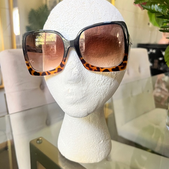 Tortoise Shell Oversized Sunglasses - Picture 1 of 2